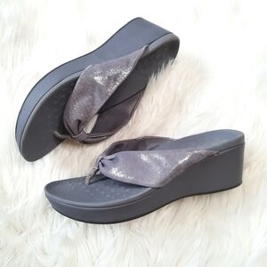 Vionic Arabella Metallic Pewter Wedge Toe Post Sandals 10